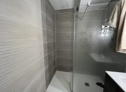 Maxime Leblanc a réalisé de la faïence dans une salle de bain.