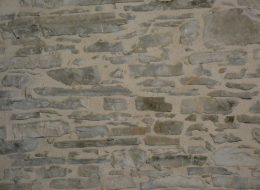 Finition mur enduit pierres apparentes