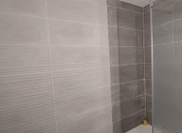 Maxime Leblanc a réalisé de la faïence dans une salle de bain.